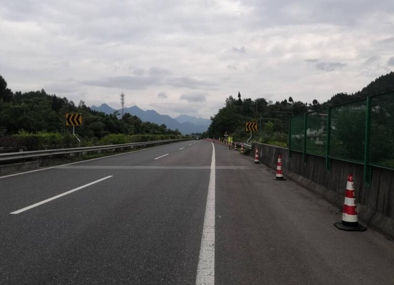 广巴高速公路K69+900-K75+300段三处边坡处治工程顺利开工