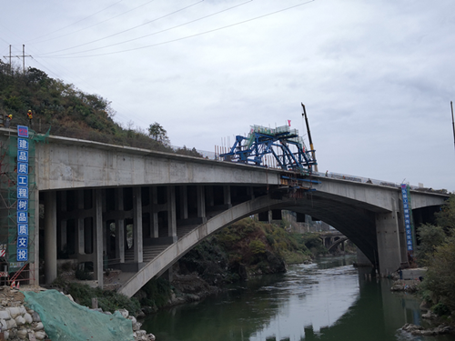 攀西高速泸黄路加宽改造工程梳妆台大桥左幅顺利合拢_副本.png 攀西高速泸黄路加宽改造工程梳妆台大桥左幅顺利合拢_副本.png