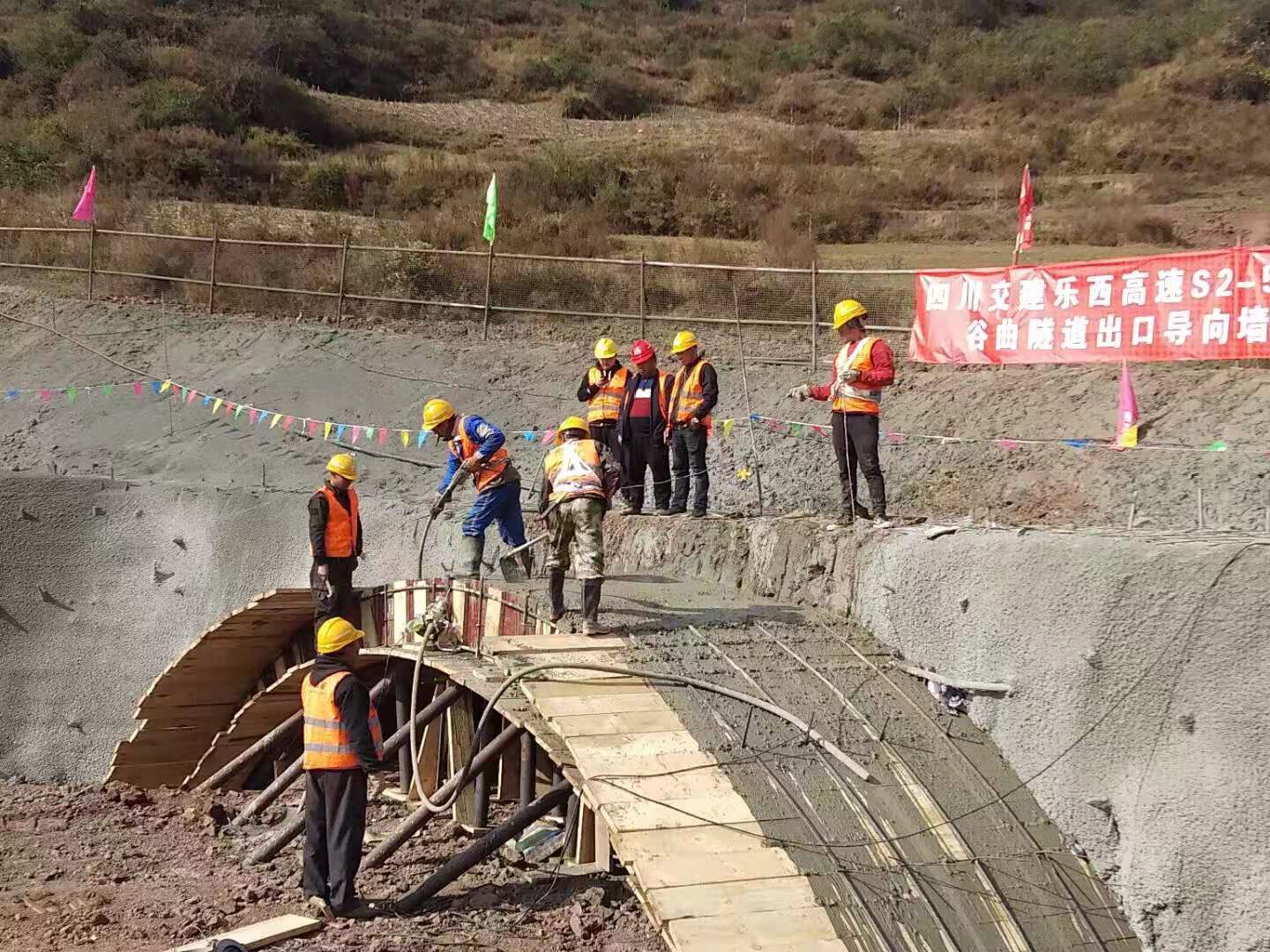 乐西高速S2乐西高速S2-5项目部启动导向墙浇筑施工4.jpg 乐西高速S2乐西高速S2-5项目部启动导向墙浇筑施工4.jpg