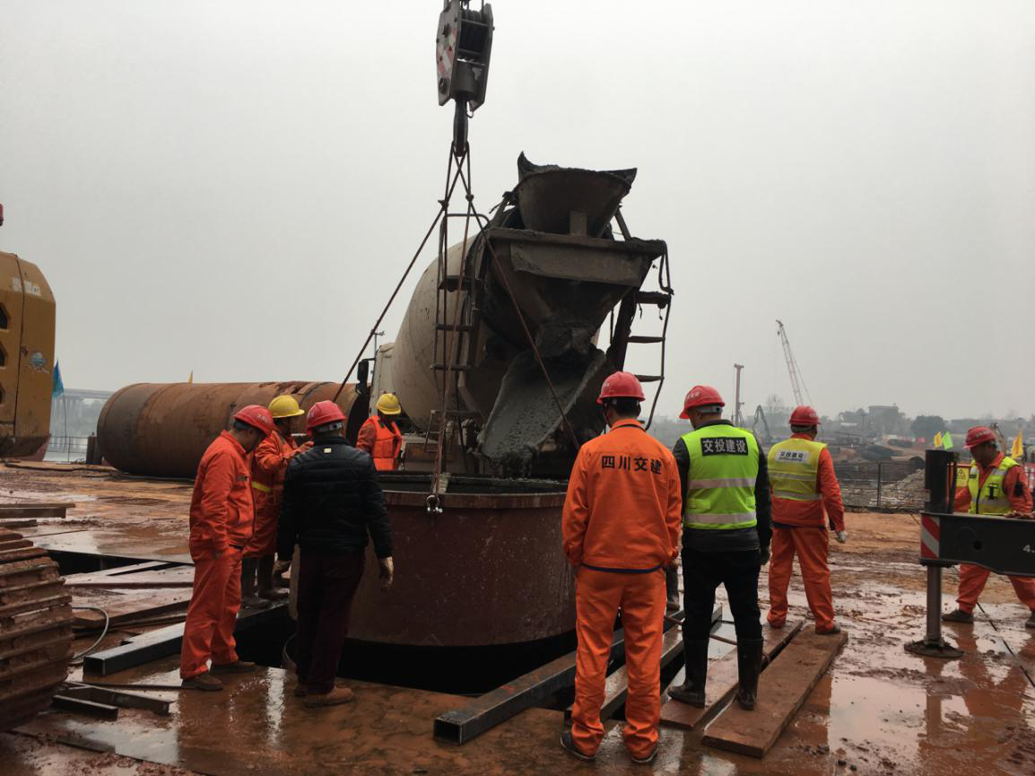 成乐高速扩容建设项目青衣江大桥顺利完成水上施工平台首根桩基浇筑.png 成乐高速扩容建设项目青衣江大桥顺利完成水上施工平台首根桩基浇筑.png