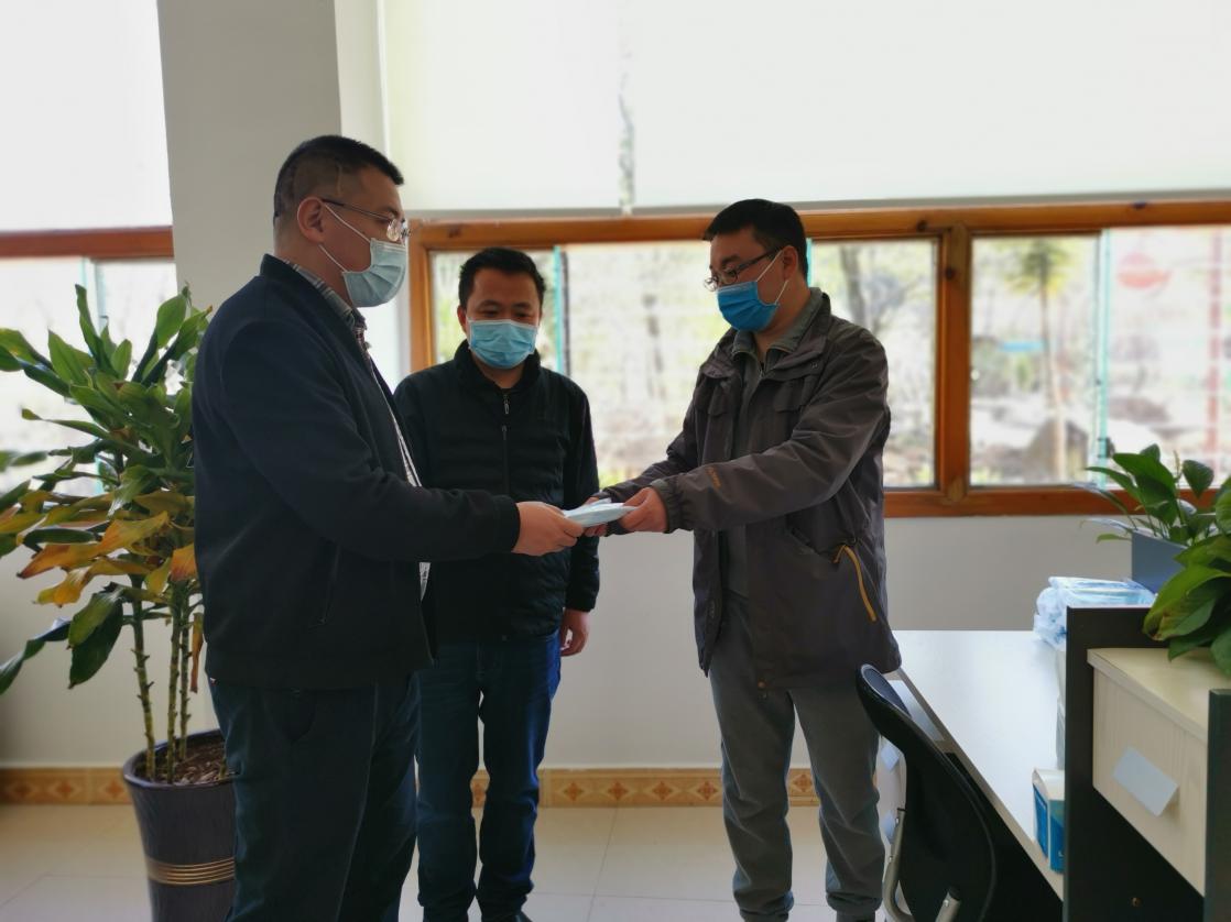 德会高速为项目员工发放防护用品.jpg 德会高速为项目员工发放防护用品.jpg
