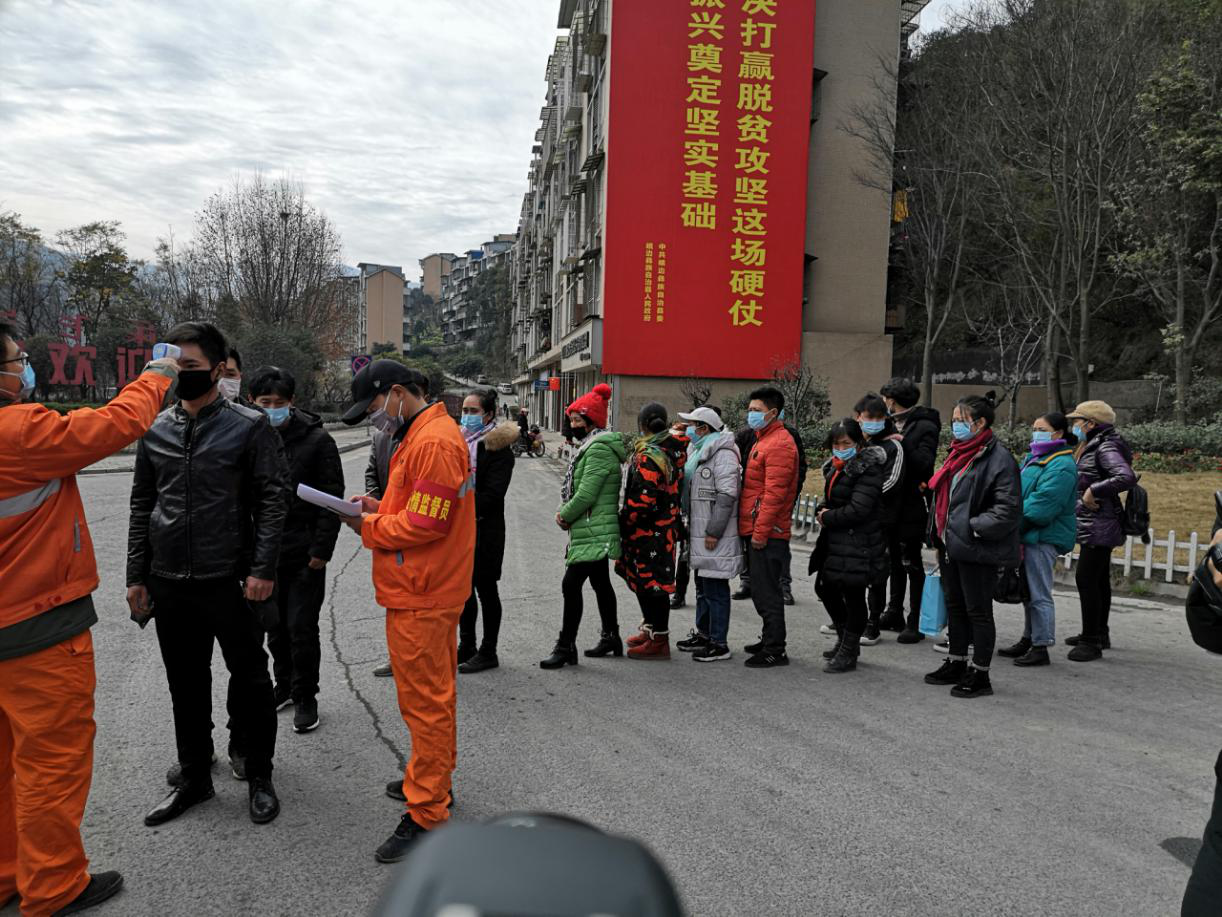 返岗民工提供身份证及健康证明,依次排队测量体温,并作登记,确认无误后登车2.png 返岗民工提供身份证及健康证明,依次排队测量体温,并作登记,确认无误后登车2.png