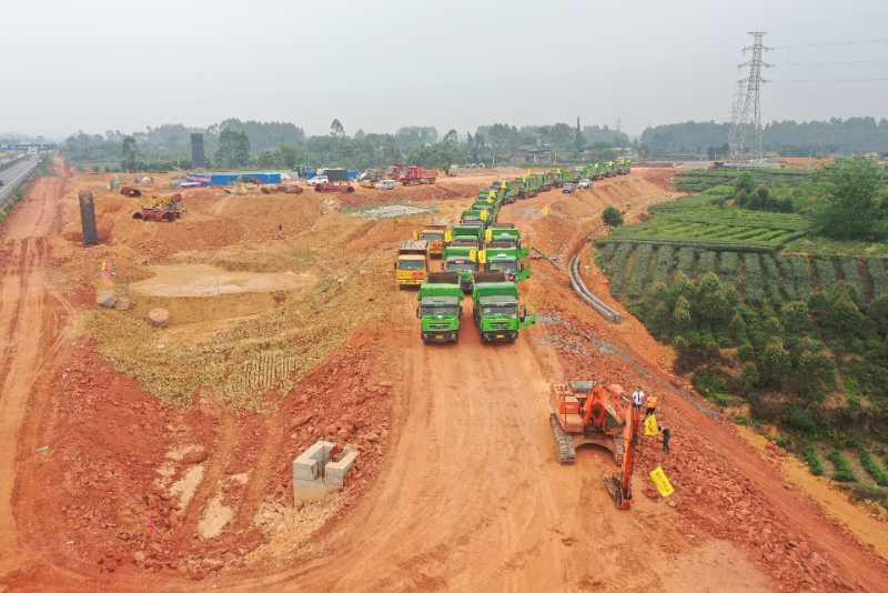 成乐高速扩容建设项目夹江段实行高边坡半幅交替封闭施工3.jpg