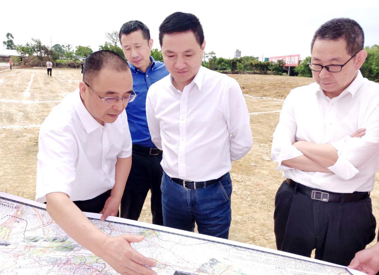 集团公司党委副书记、副董事长、总经理周黎明深入成绵扩容项目.jpg 集团公司党委副书记、副董事长、总经理周黎明深入成绵扩容项目.jpg