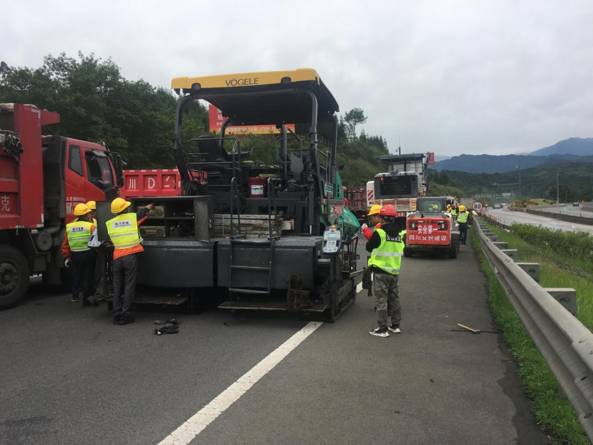 雅西高速路面铣刨加铺工程进场施工.jpg 雅西高速路面铣刨加铺工程进场施工.jpg