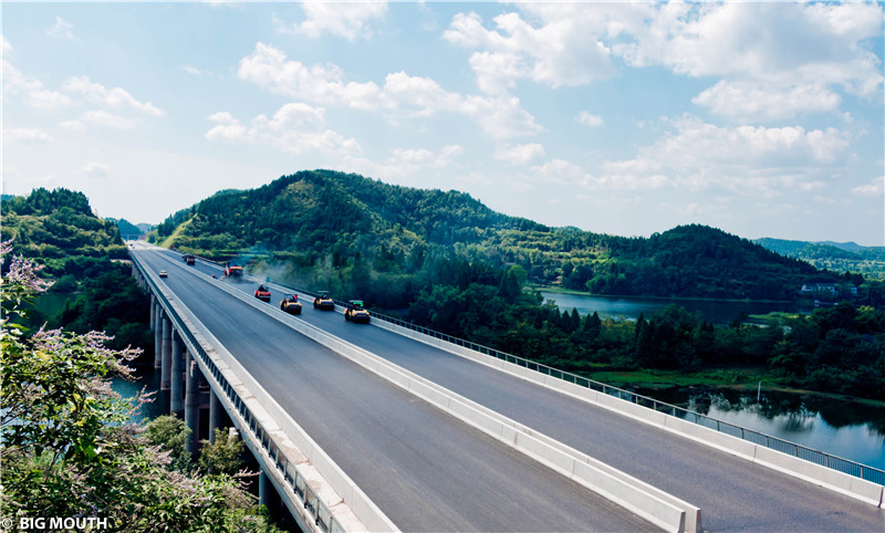 9、2015年9月摄于遂西高速一分部路面施工现场（赤城湖大桥）1.jpg