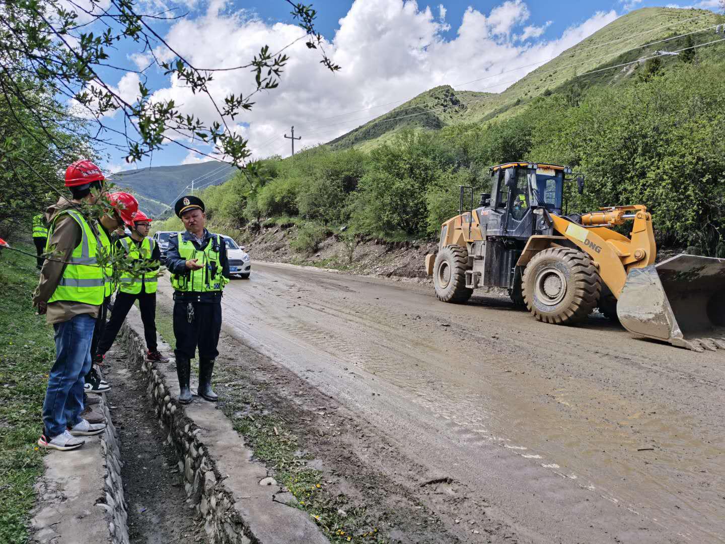 久马高速TJ10项目部协助刷经寺路政大队国道清障.jpg
