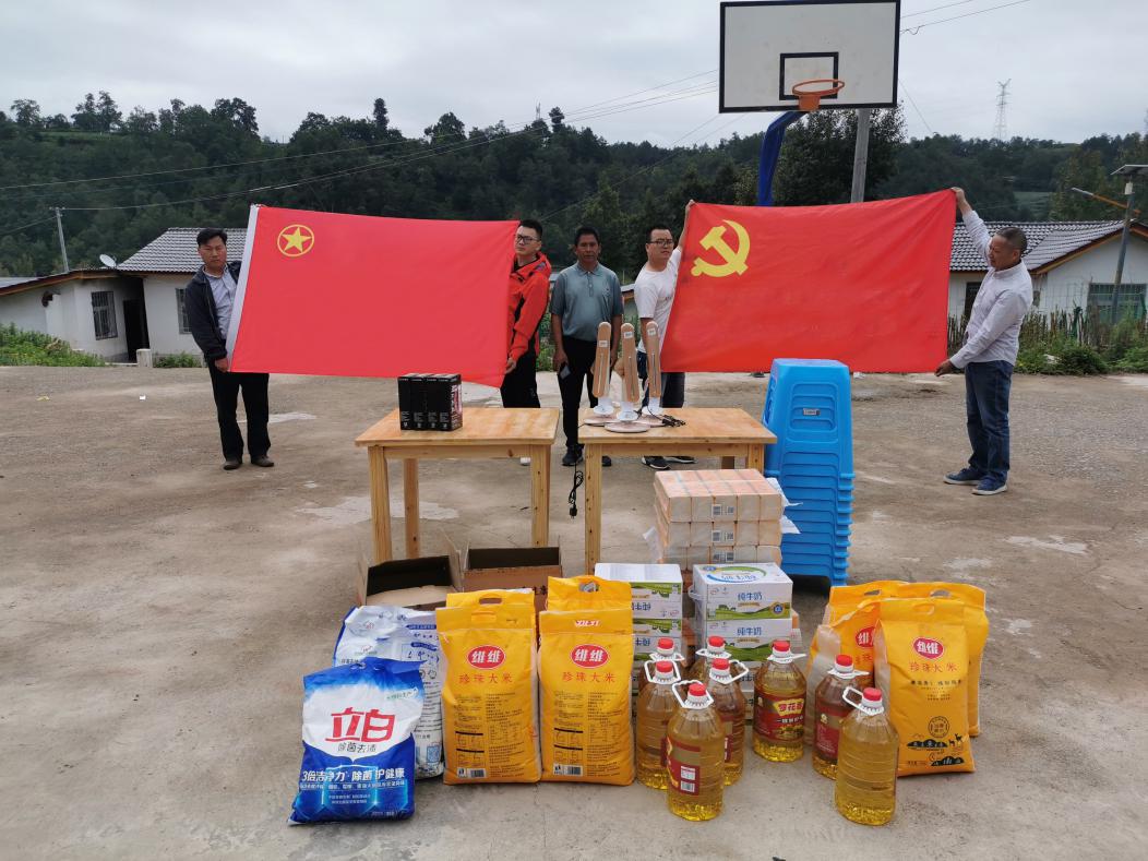 志愿者抵达凉山州昭觉县比尔乡俄尔阿莫村.jpg 志愿者抵达凉山州昭觉县比尔乡俄尔阿莫村.jpg