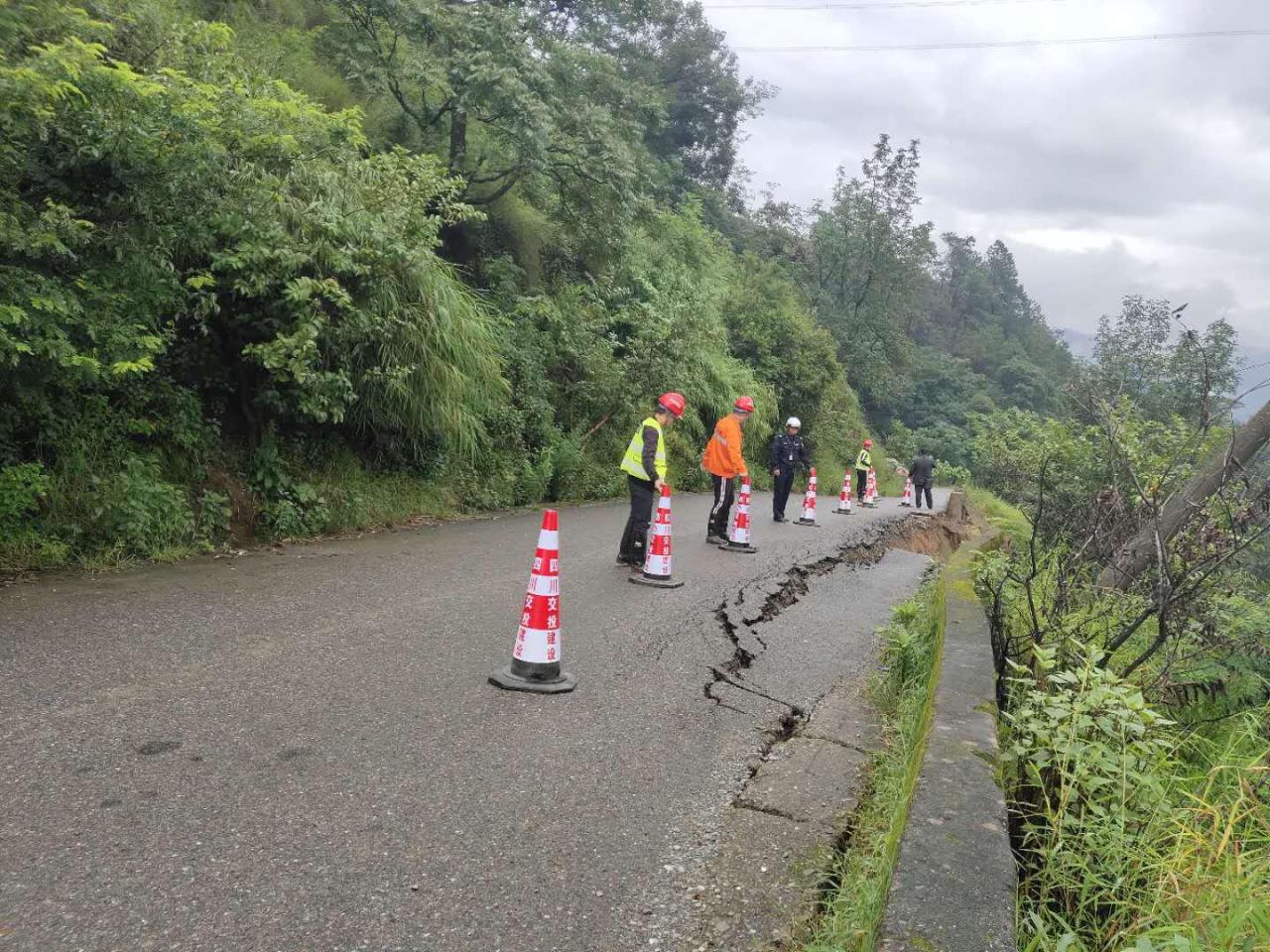 塌方道路设置警戒线.jpg