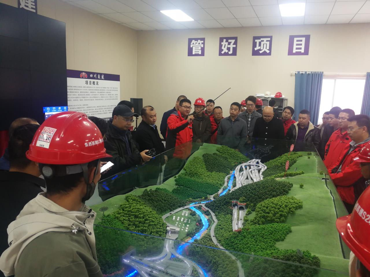 康新项目常务副经理秦智讲解现场.jpg 康新项目常务副经理秦智讲解现场.jpg