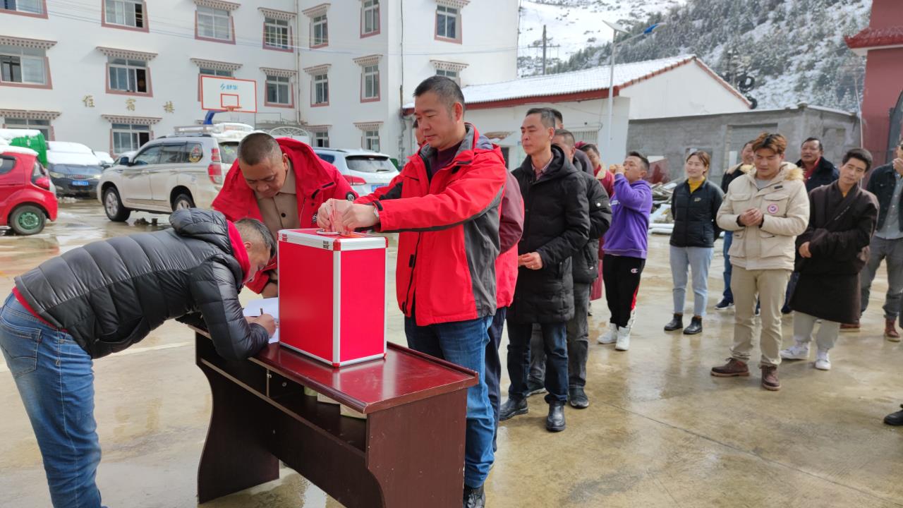 扶贫号召,参加了"凝心聚力,全民参与,合力攻坚"为主题的爱心捐款活动