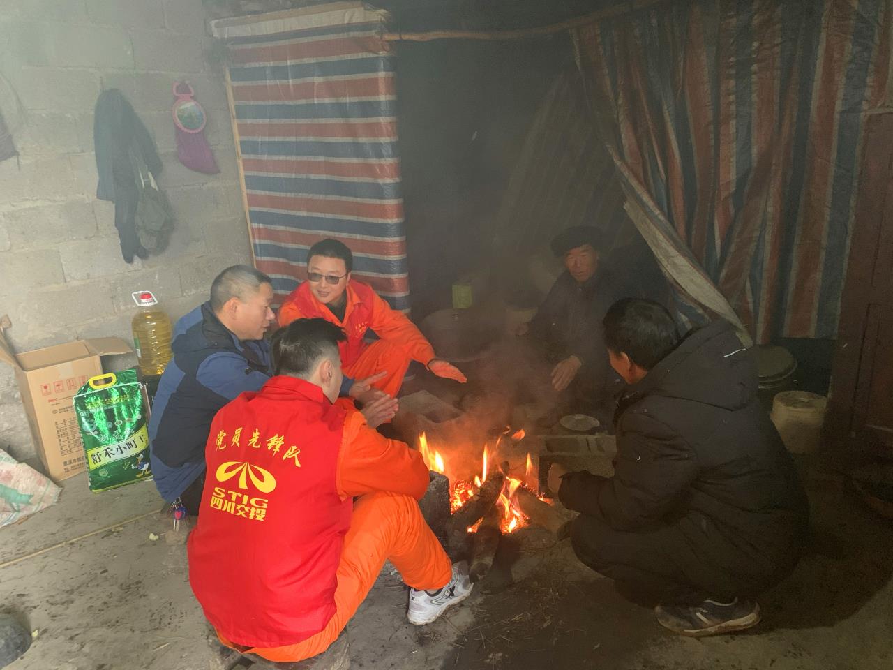 志愿者与驻村书记交谈.jpg 志愿者与驻村书记交谈.jpg