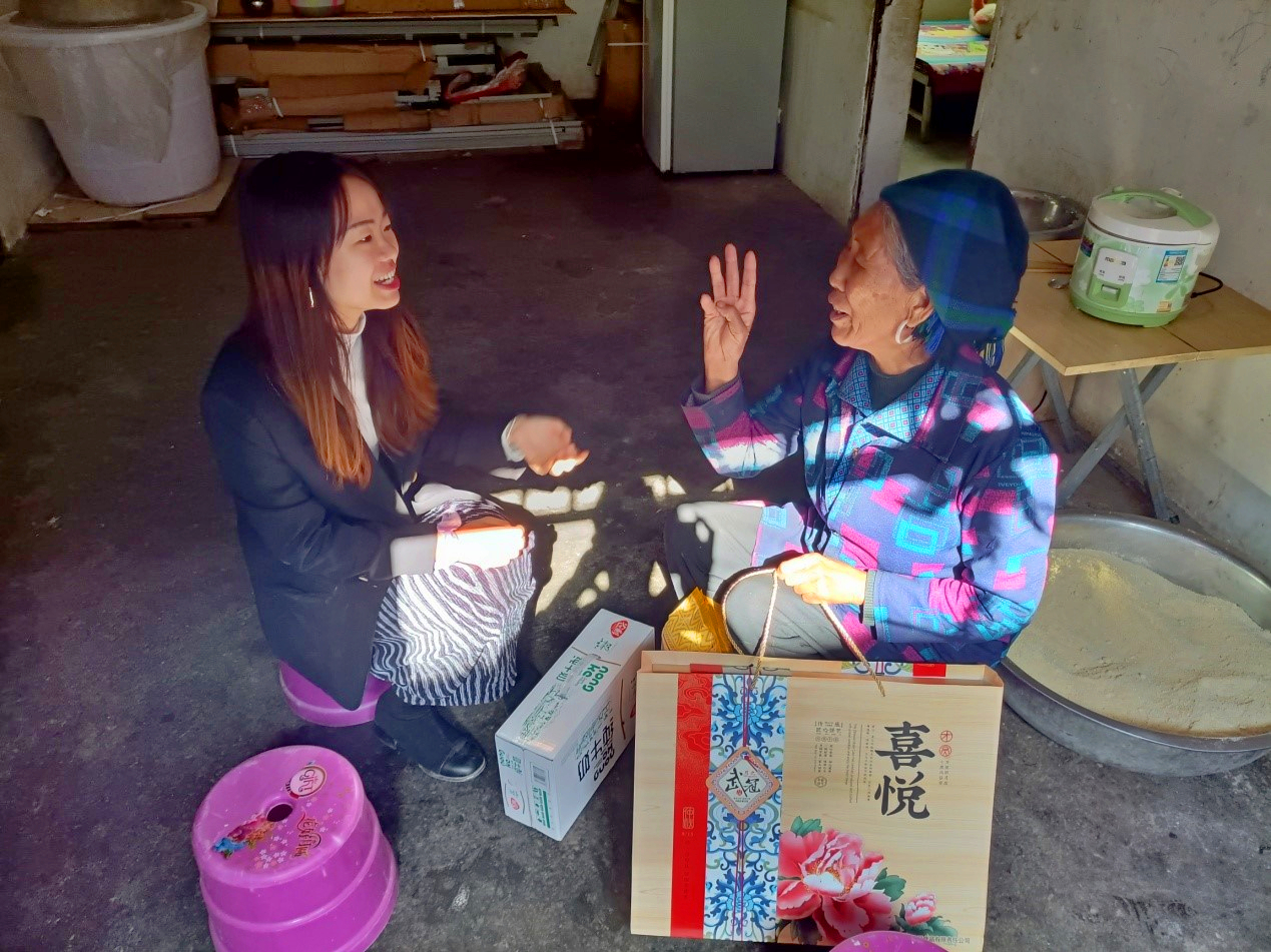 志愿者看望吉布无牛奶奶.jpg 志愿者看望吉布无牛奶奶.jpg