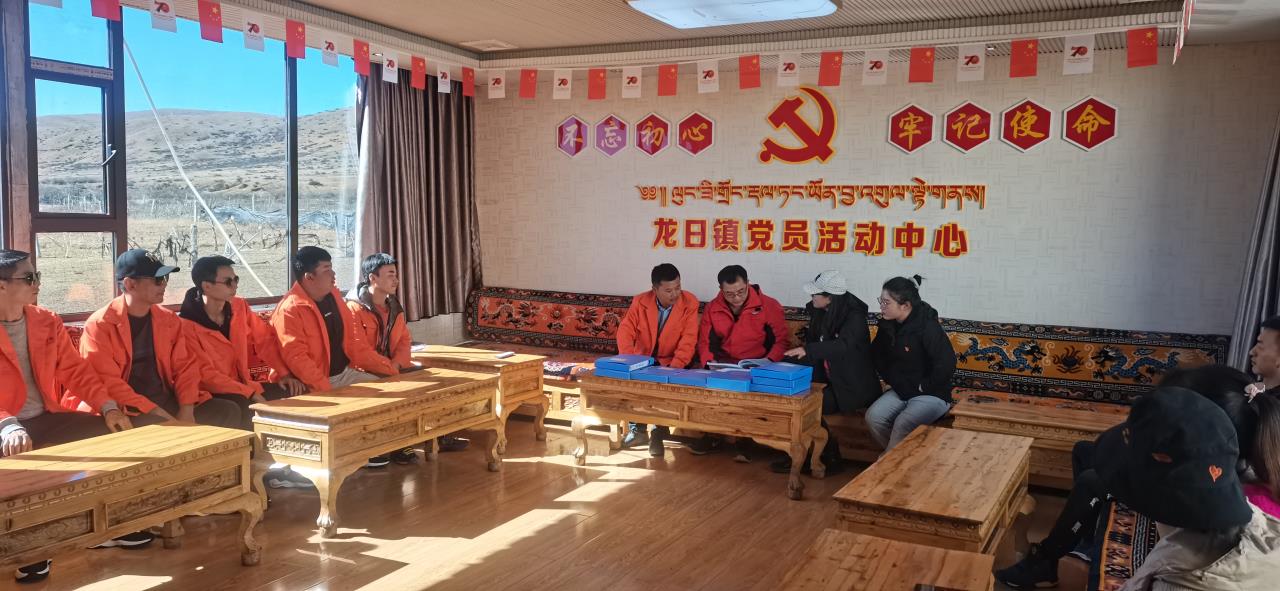 参观党建室.jpg 参观党建室.jpg