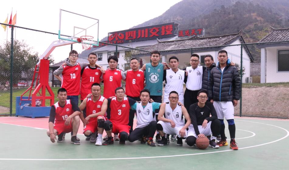 篮球赛合影.jpg 篮球赛合影.jpg