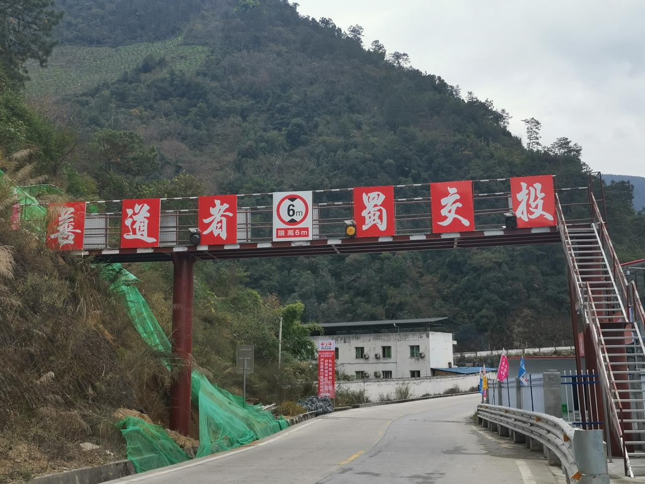 钢架结构人行天桥.jpg 钢架结构人行天桥.jpg