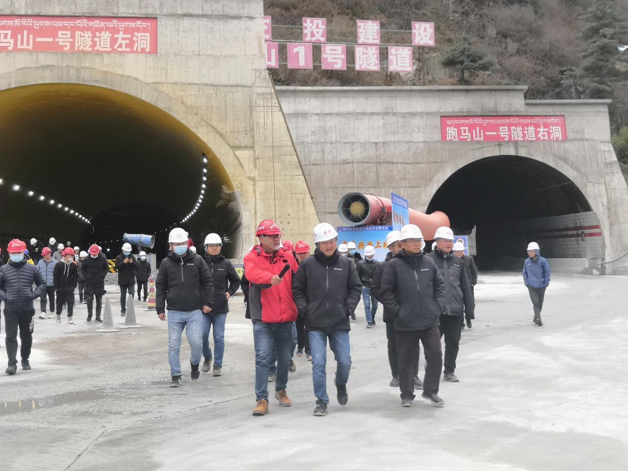 洞内检查现场 (2).jpg 洞内检查现场 (2).jpg