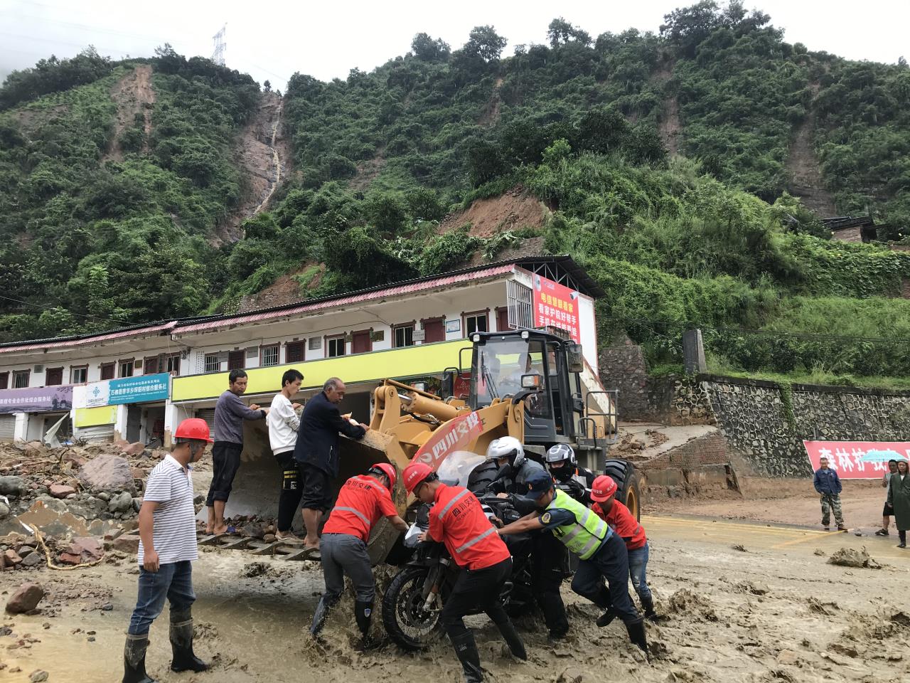 8月18日,抢险人员与民警帮助被困群众的摩托车通过涉水路面.jpg 8月18日,抢险人员与民警帮助被困群众的摩托车通过涉水路面.jpg