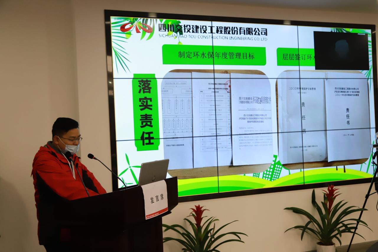 演讲者.jpg 演讲者.jpg