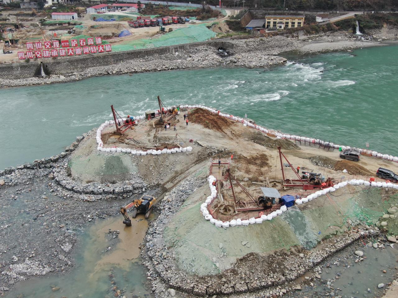 大渡河大桥工点.jpg 大渡河大桥工点.jpg