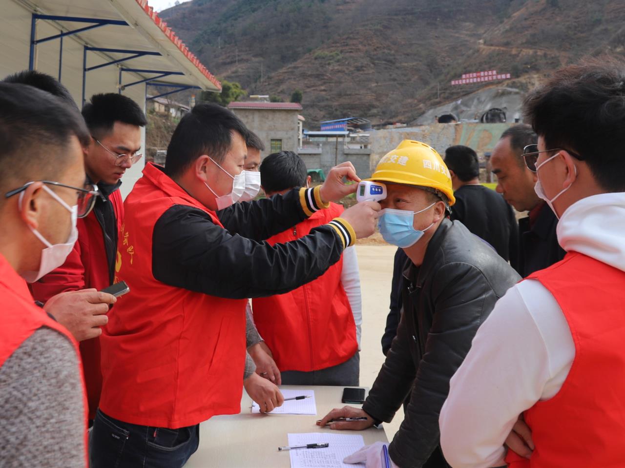 德会高速党员及青年职工到各协作队驻地进行疫情摸查.jpg 德会高速党员及青年职工到各协作队驻地进行疫情摸查.jpg