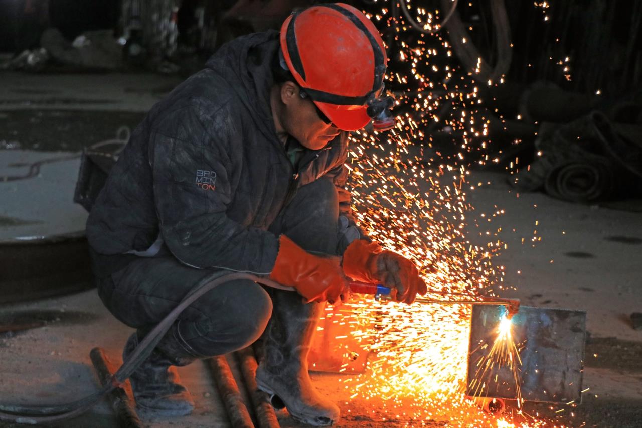 久马高速神座隧道进口工人正在切割钢构件.jpg 久马高速神座隧道进口工人正在切割钢构件.jpg