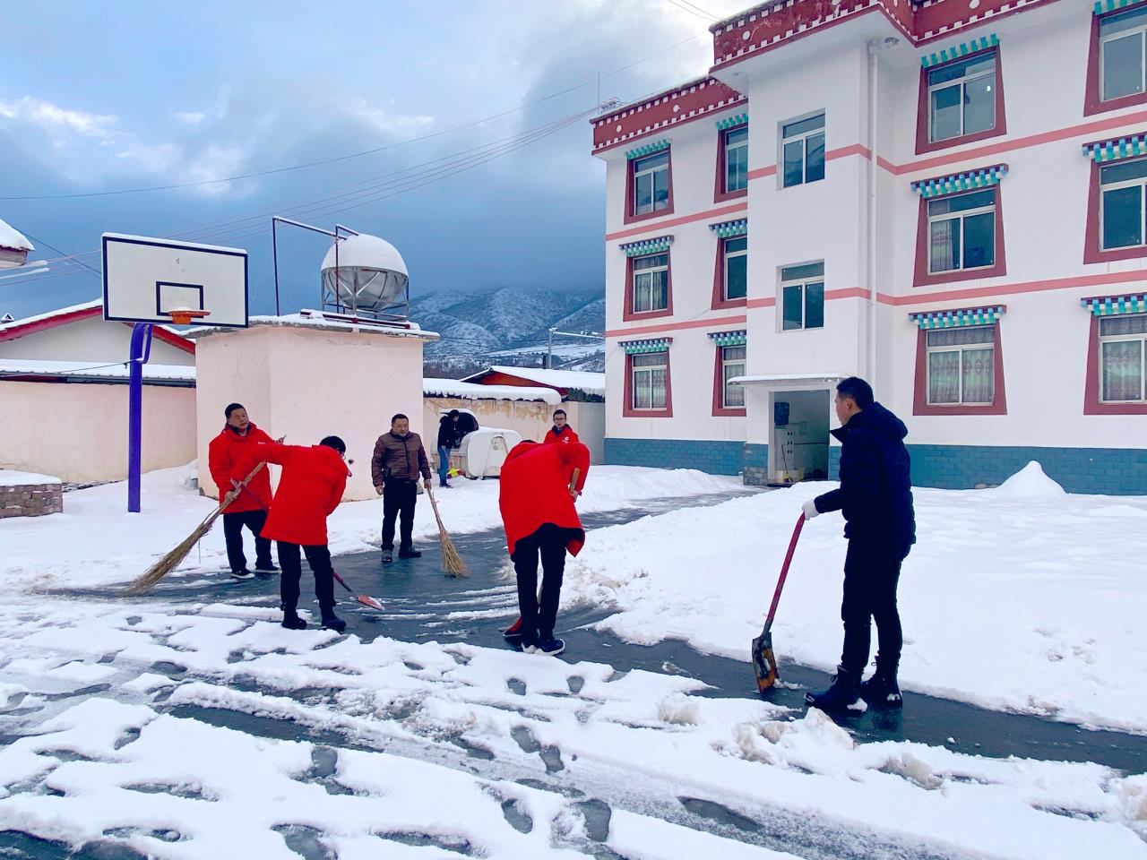 铲除积雪.jpg 铲除积雪.jpg