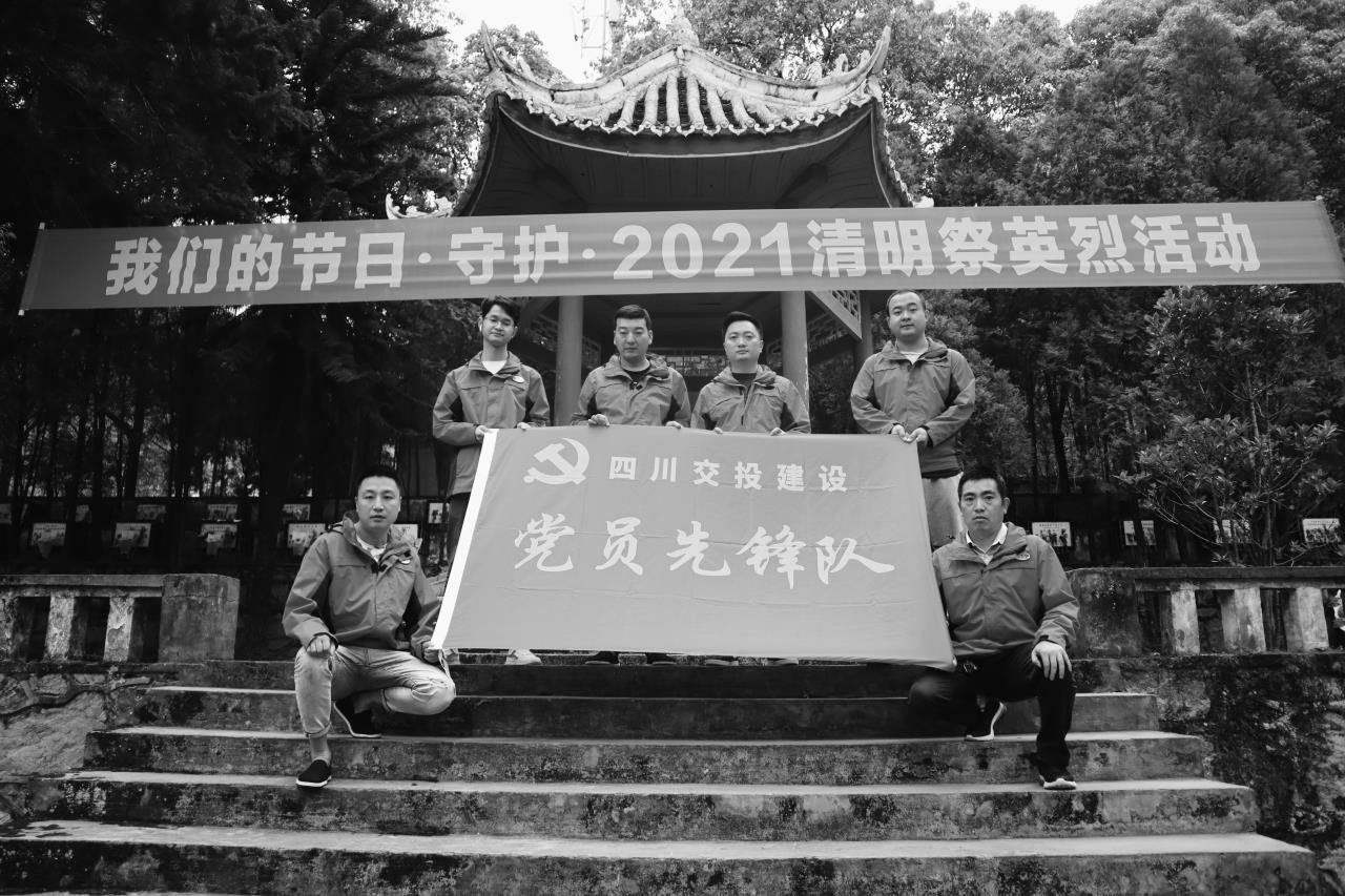 扫墓现场.jpg 扫墓现场.jpg