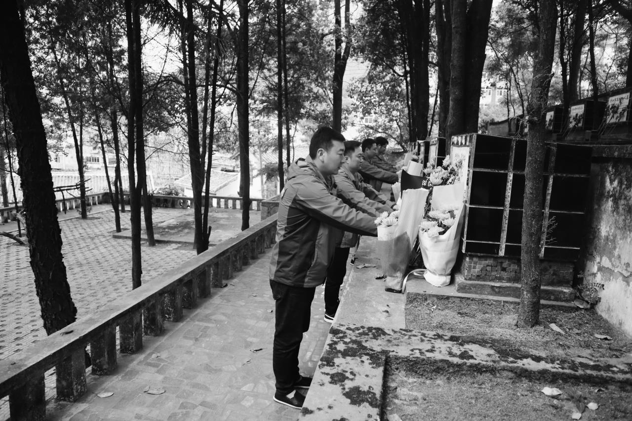 扫墓现场3.jpg 扫墓现场3.jpg
