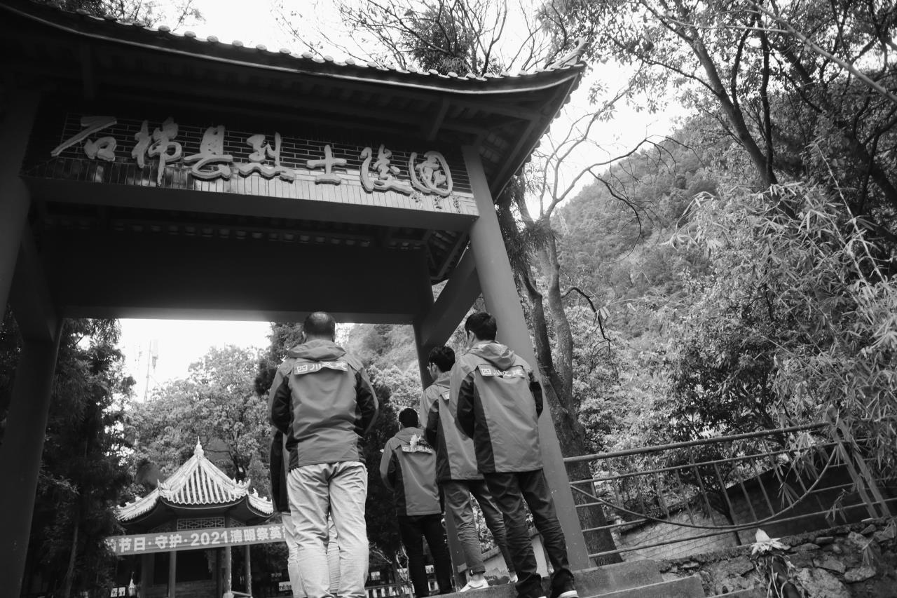 扫墓现场5.jpg 扫墓现场5.jpg