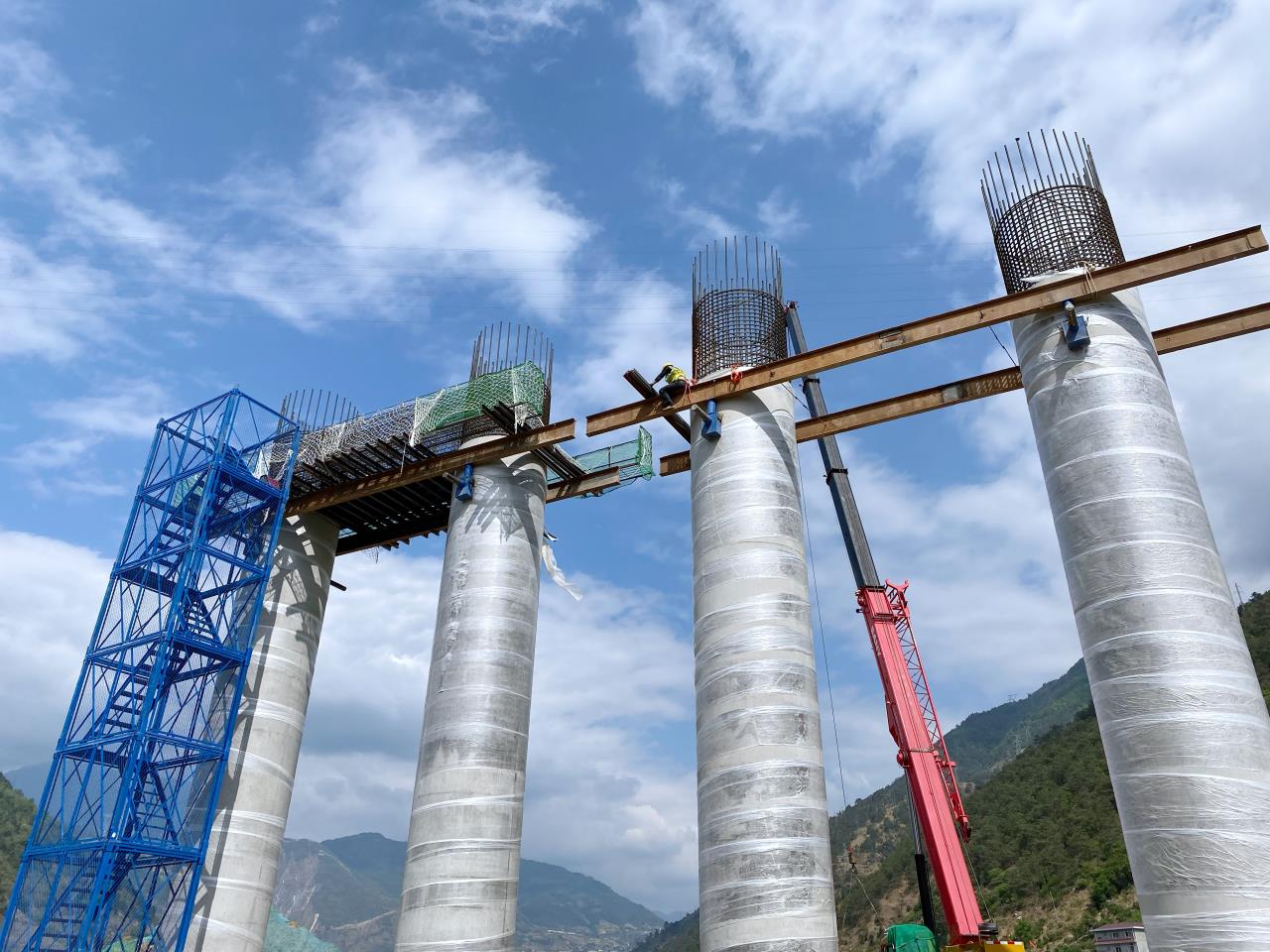 安顺大渡河特大桥墩柱拆模后效果.jpg 安顺大渡河特大桥墩柱拆模后效果.jpg