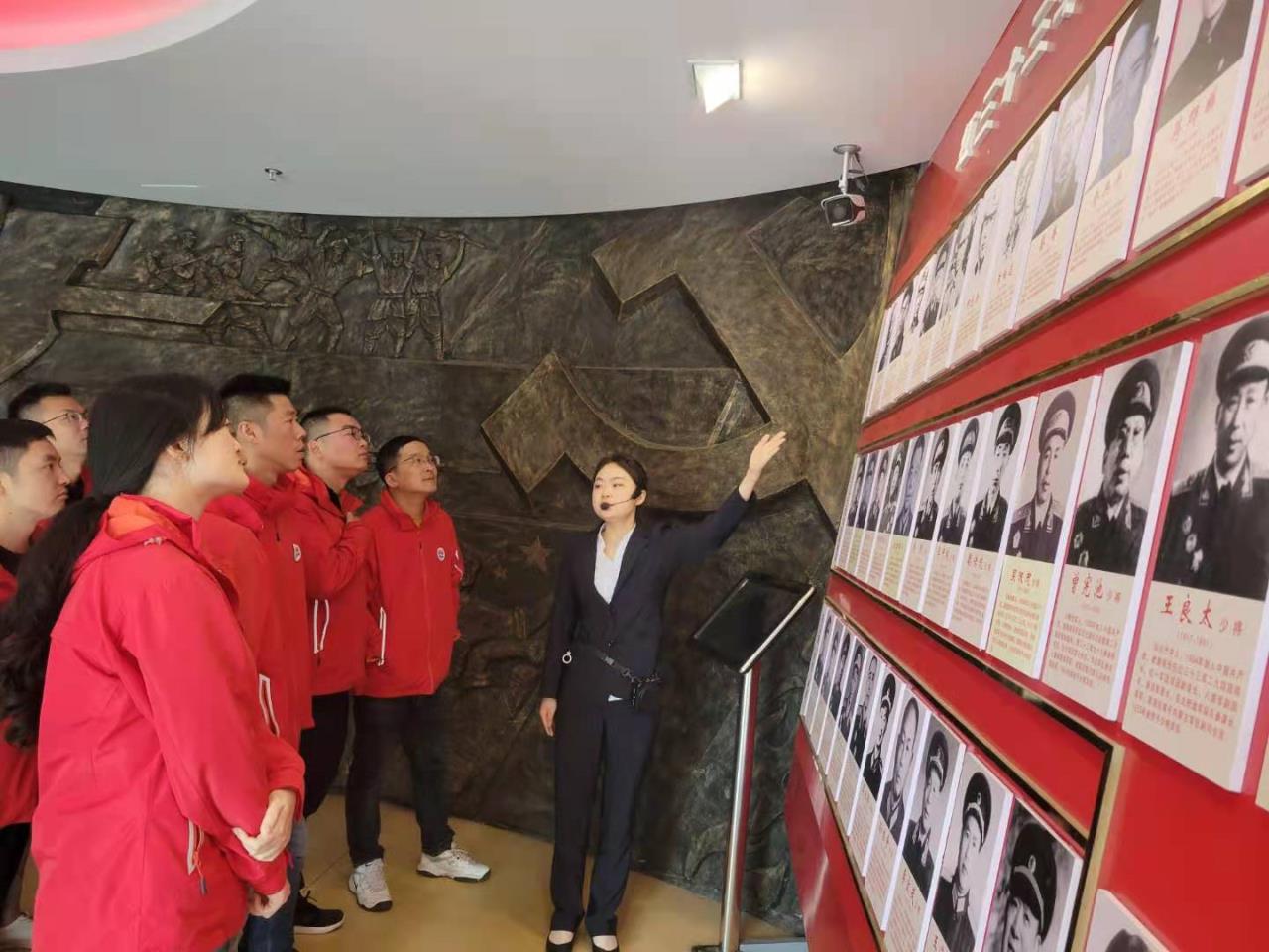 纪念馆参观1.jpg 纪念馆参观1.jpg