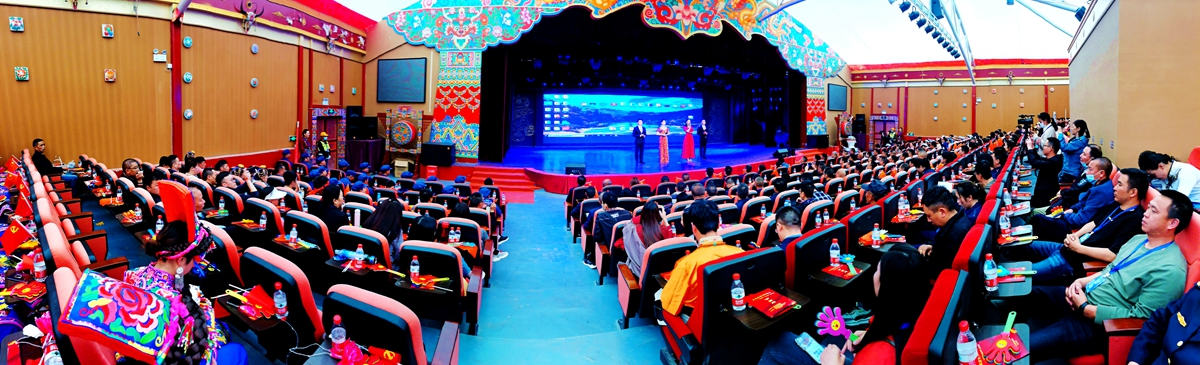 2-容纳400人的演艺大厅座无虚席(2021年6月22日) (升华摄影).jpg 2-容纳400人的演艺大厅座无虚席(2021年6月22日) (升华摄影).jpg