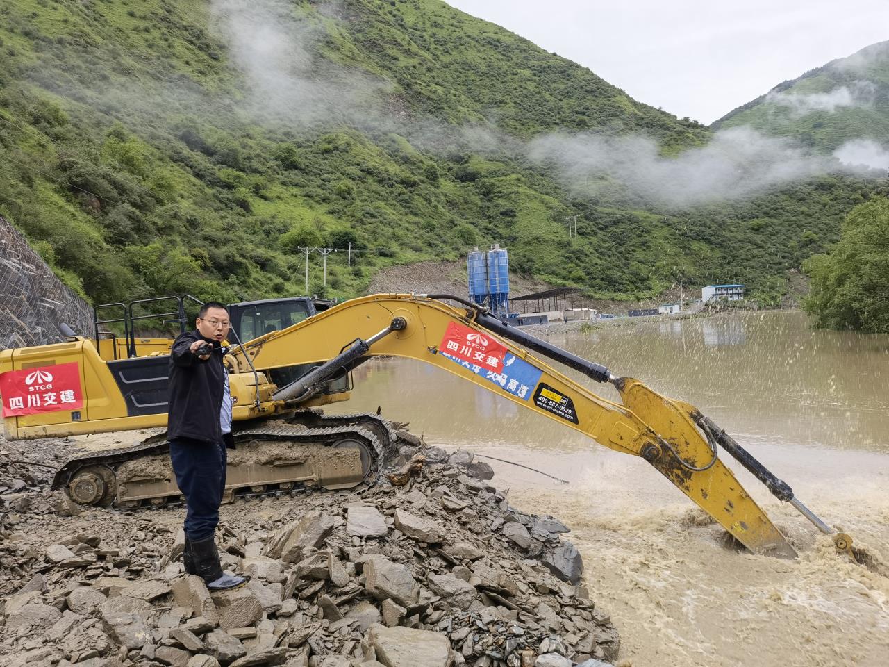 王世彬指挥抢险2.jpg 王世彬指挥抢险2.jpg