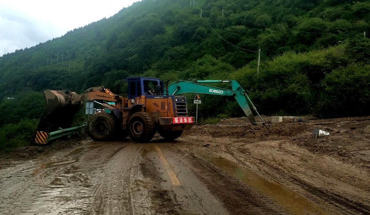 图三:7月15日上午再次清理道路杂物(王兵摄影).jpg 图三:7月15日上午再次清理道路杂物(王兵摄影).jpg