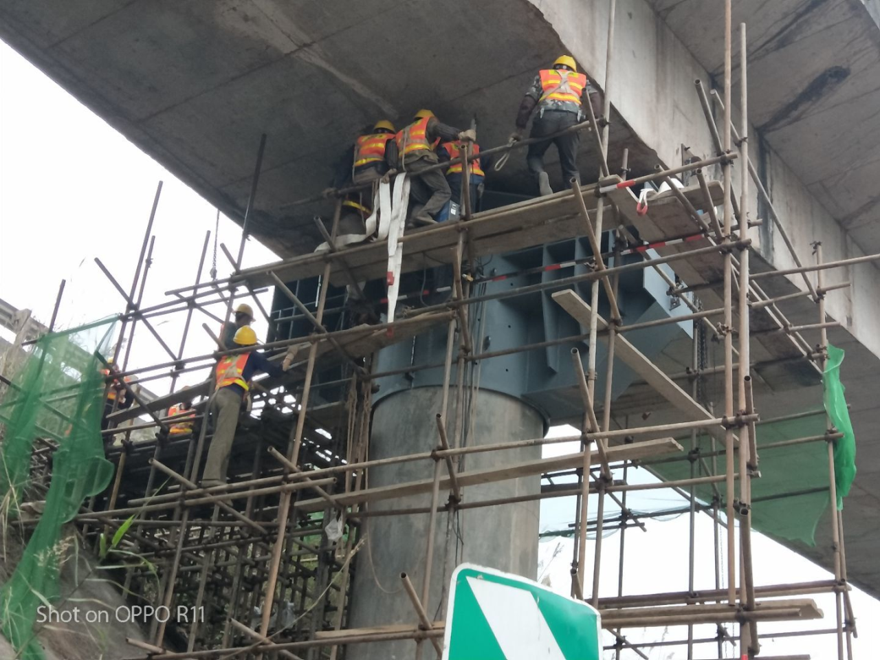 雅西高速公路独柱式桥墩桥梁.png 雅西高速公路独柱式桥墩桥梁.png