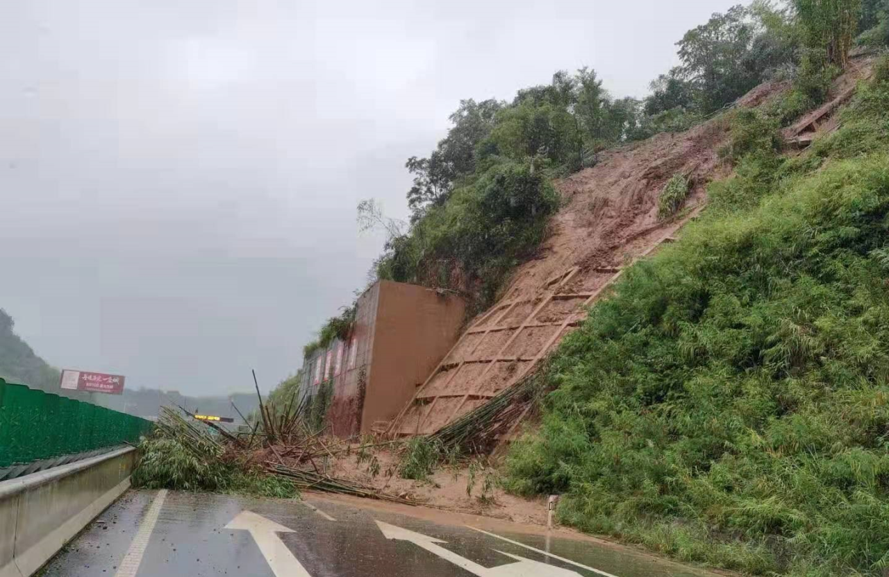 雅康高速山体滑坡道路中断1.png 雅康高速山体滑坡道路中断1.png