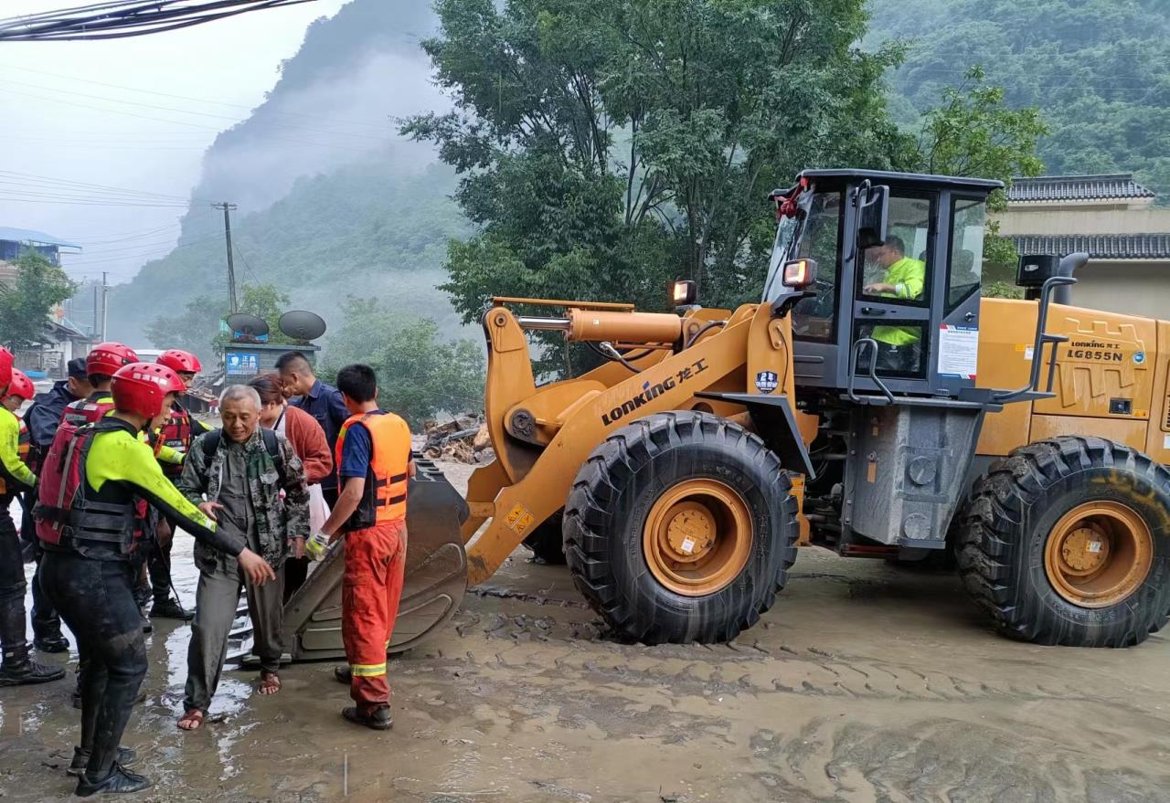 转运受困群众至安全地带.jpg 转运受困群众至安全地带.jpg
