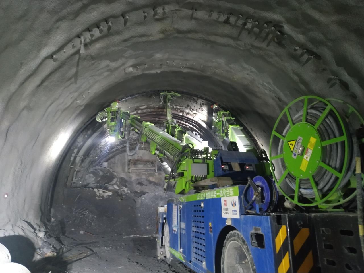 多功能钻机、智能拱架一体化台车施工.jpg 多功能钻机、智能拱架一体化台车施工.jpg
