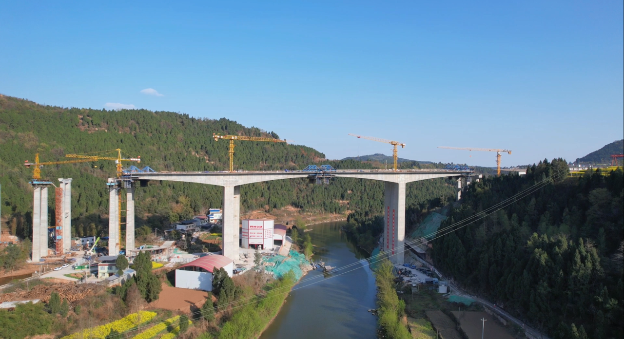 成绵扩容项目凯江大桥主桥左幅顺利合龙