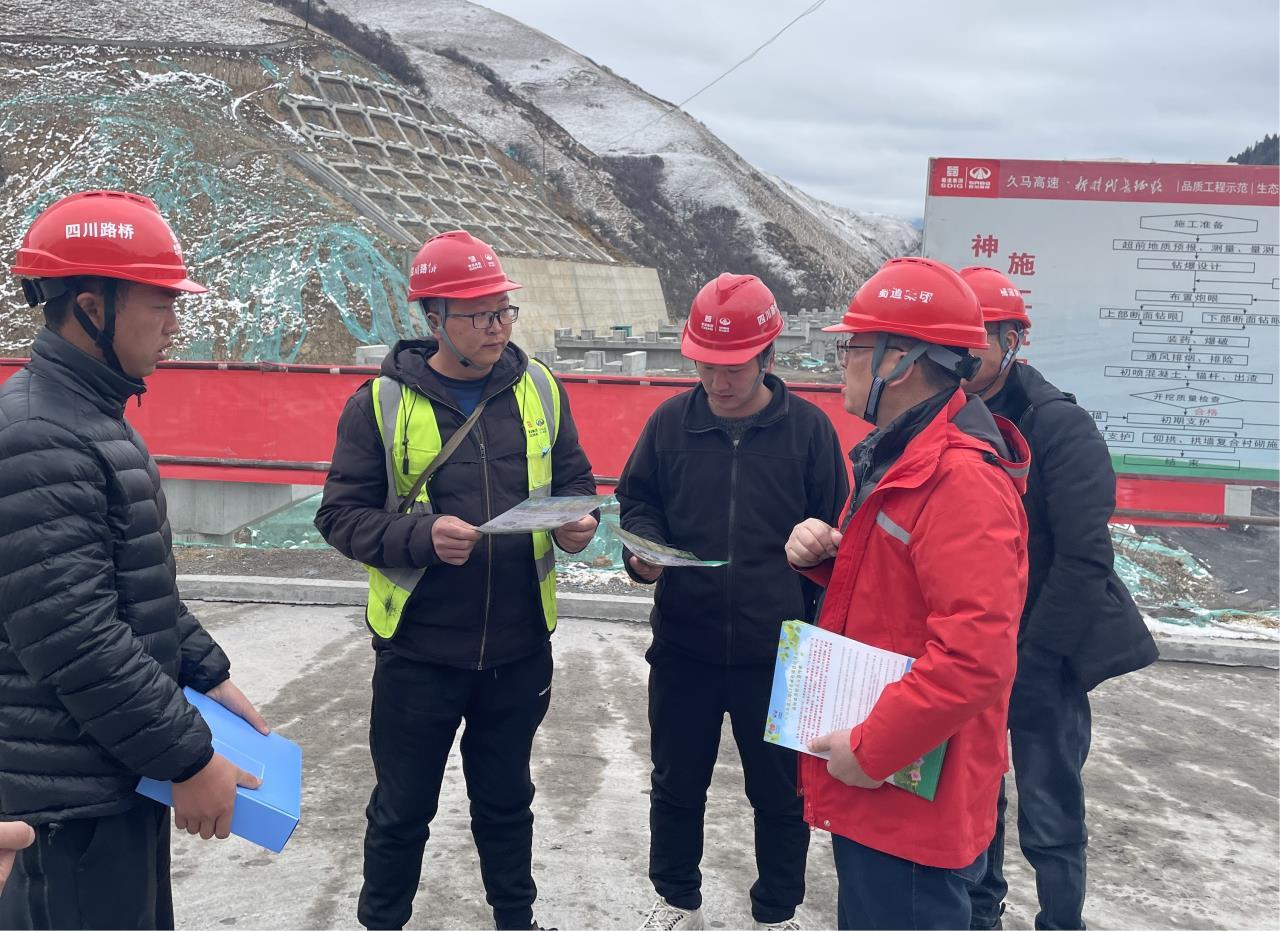 图:在生产一线发放森林草原防灭火宣传资料.jpg 图:在生产一线发放森林草原防灭火宣传资料.jpg