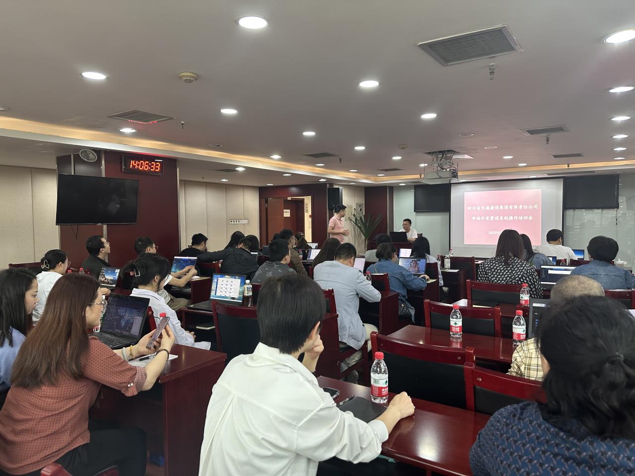 1.会议照片.jpg 1.会议照片.jpg