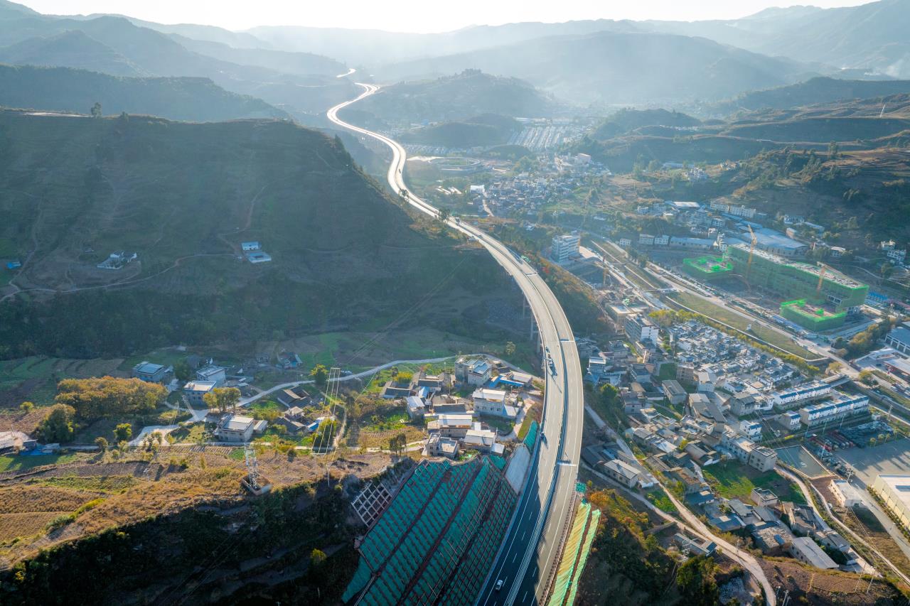 3.沿江高速    全长400余公里，目前中国高速公路建设史上单体投资规模最大、四川境内建设里程最长、建设施工难度最大的高速公路项目，被称为公路建设“地质博物馆”。(压缩).jpg