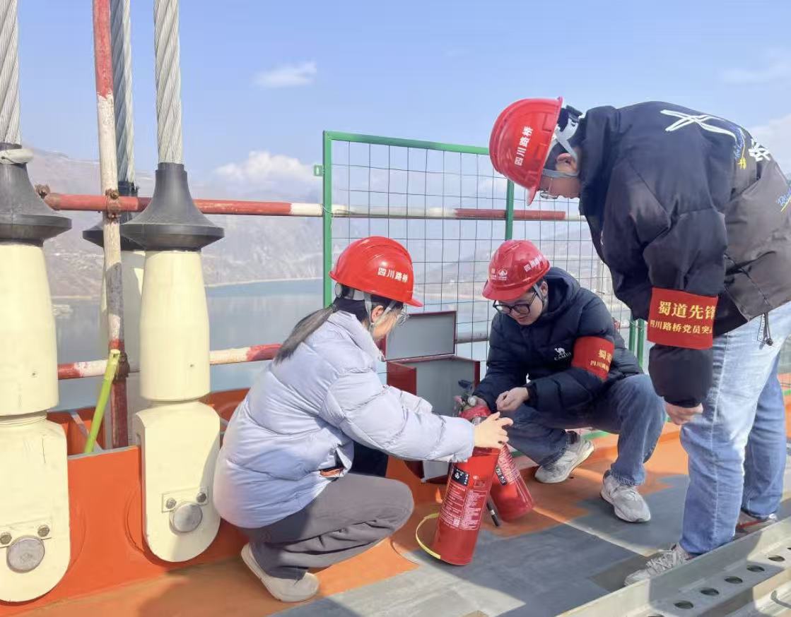 2025年 青年突击队正在进行安全巡查.jpg