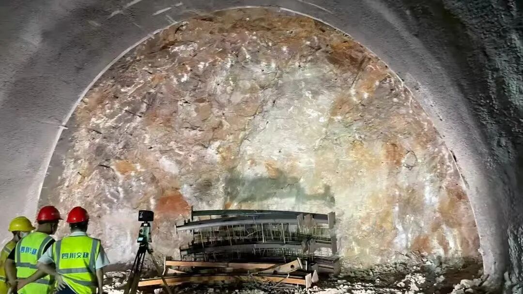天星隧道打出“镜面岩壁”，四川交建破解隧道超欠挖“顽疾”